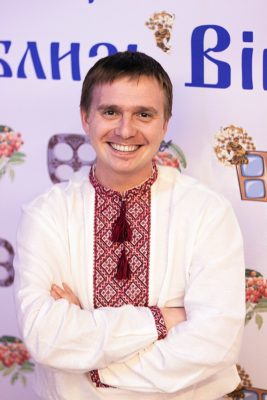 Ведущий в вышиванке