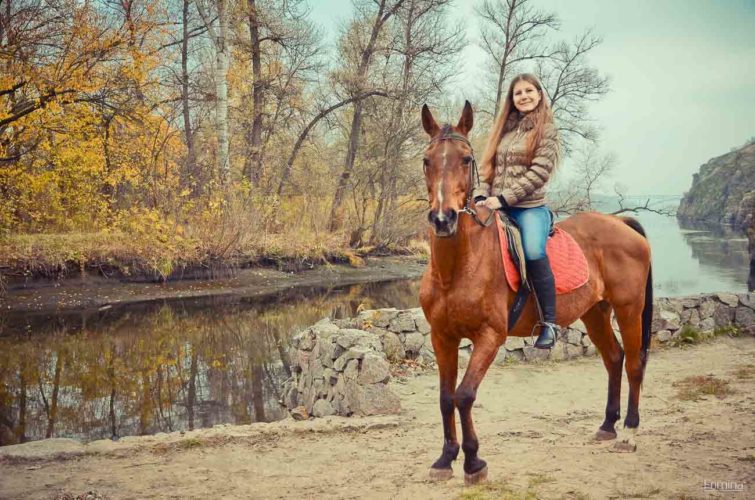 Лошадь возле воды