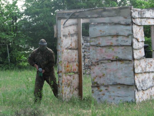 Игрок на пейнтбольном поле