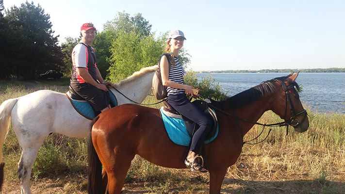 лошади на берегу