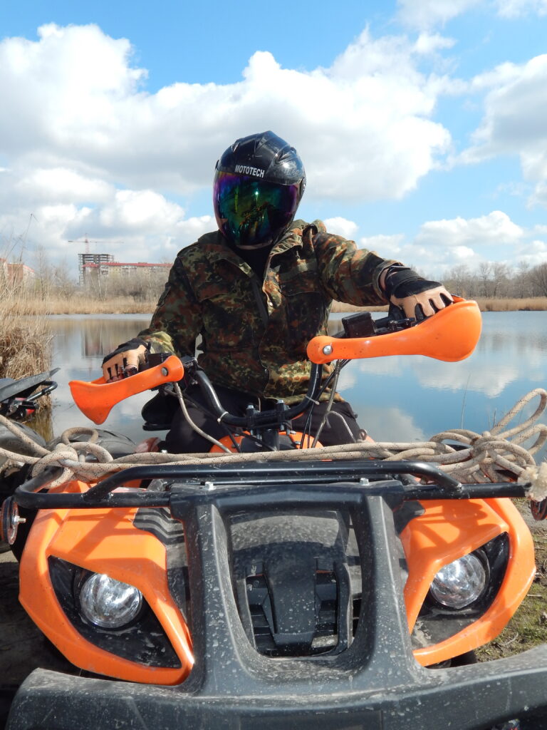 Квадроциклист
