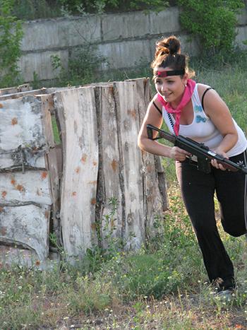 девушка атакует лазертаг Запорожье Великий луг лагерь